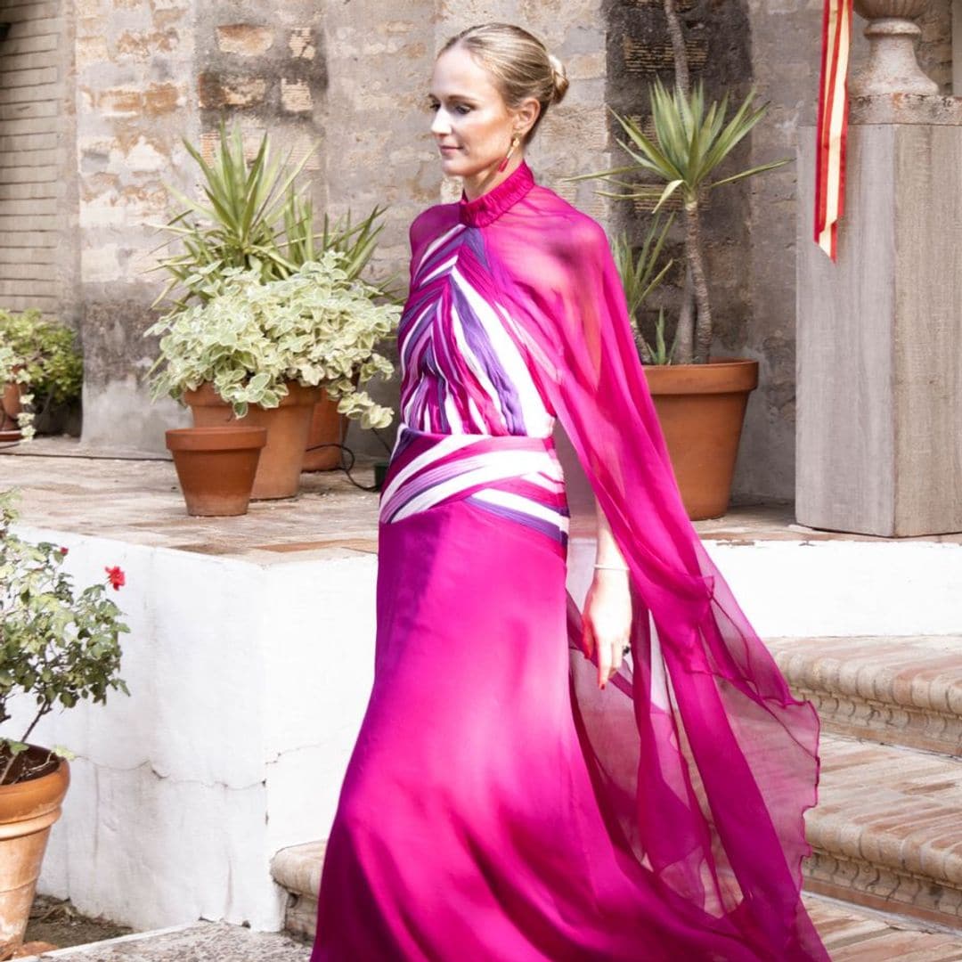 Soy experta en bodas y este vestido buganvilla de una invitada de Sevilla me parece una obra de arte