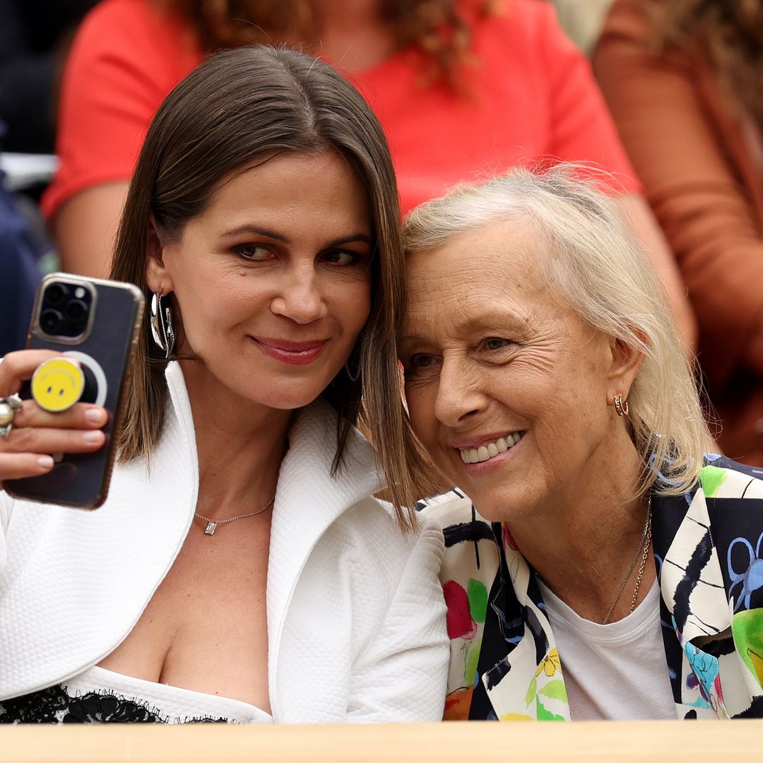 La leyenda del tenis Martina Navratilova adopta dos niños a los 67 años junto a su pareja, la modelo Julia Lemigova