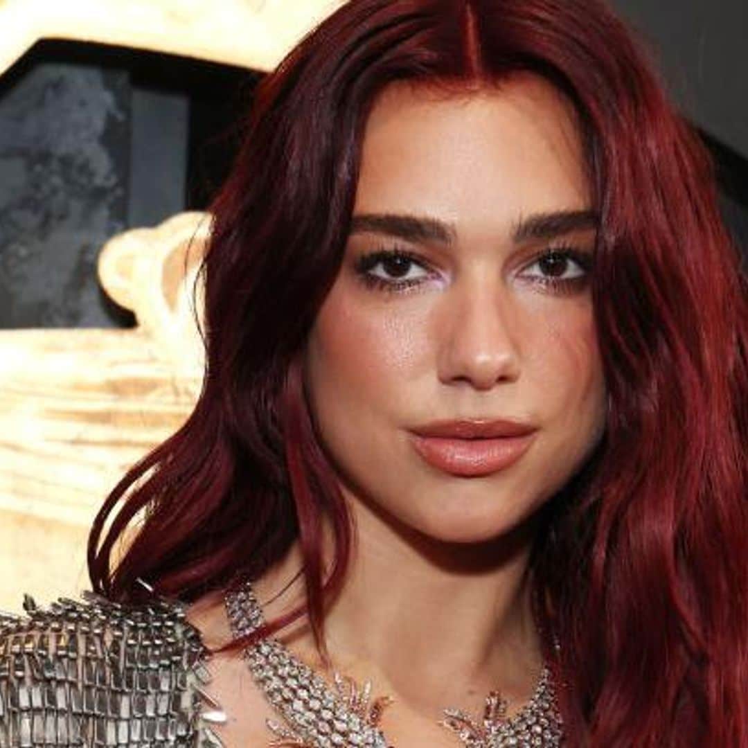 Esto es lo que debes saber antes de teñirte el cabello rojo como Dua Lipa