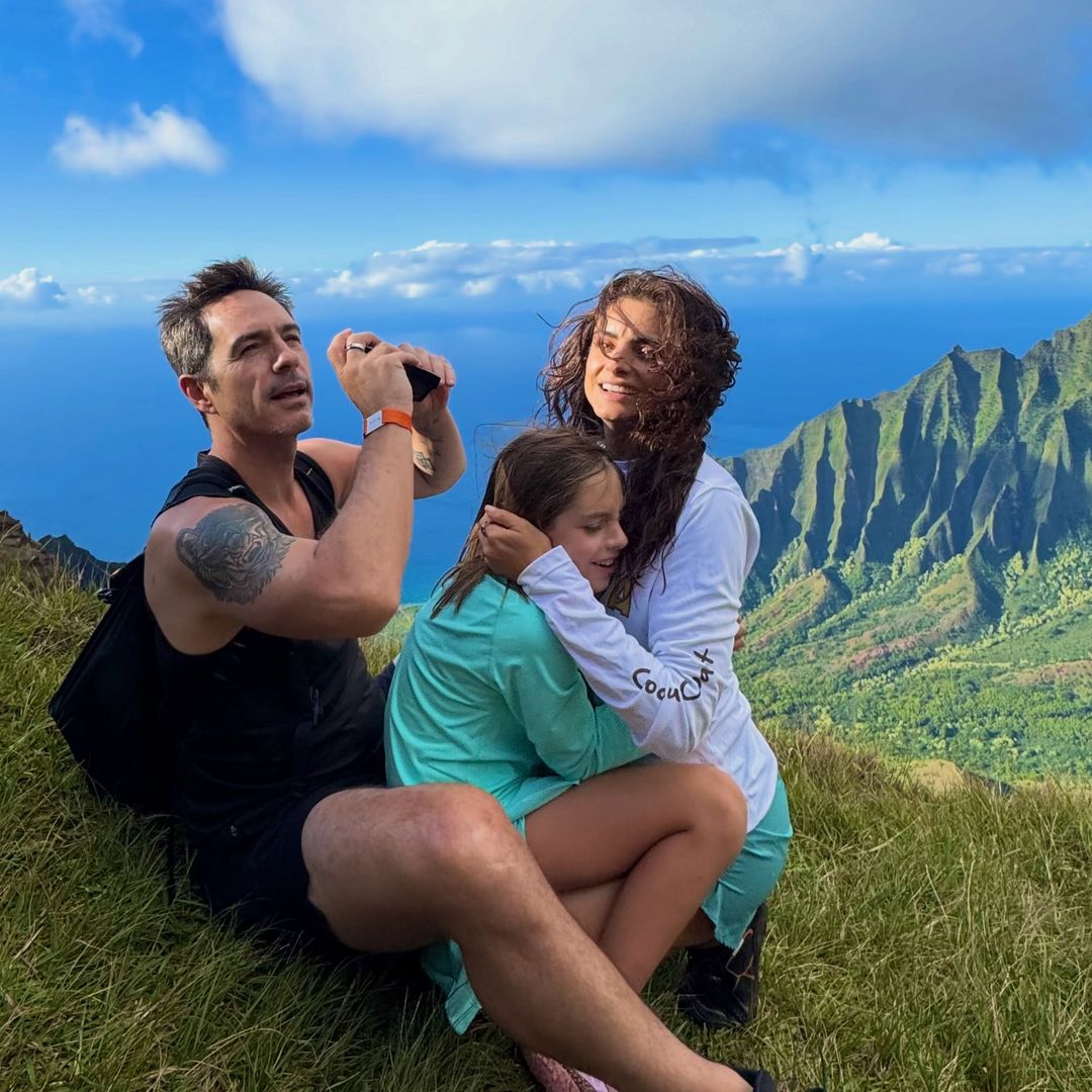 Aislinn Derbez y Mauricio Ochmann muestran su cercanía durante su viaje con Kailani a su ‘lugar feliz’