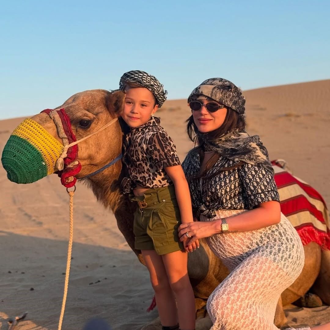 La esposa de 'El Canelo' presume su 'baby bump', en medio del desierto de Arabia Saudita