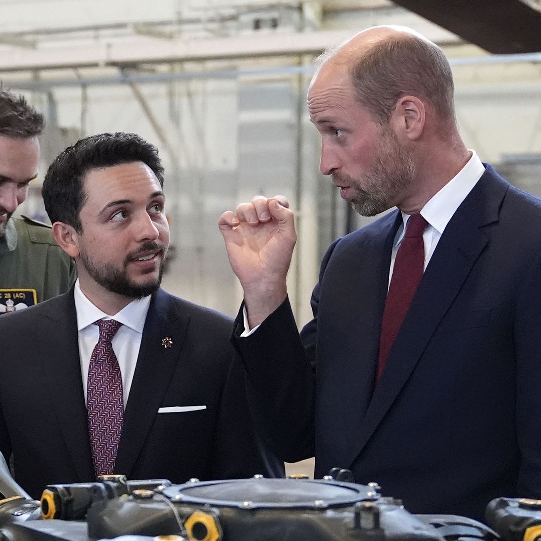 El príncipe Guillermo se reúne con Hussein de Jordania en una base aérea cerca de Londres