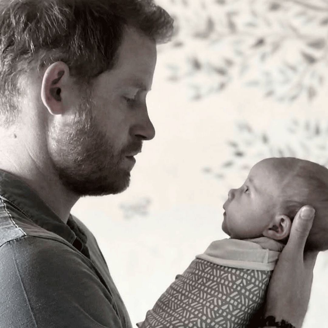 Meghan Markle sorprende con una imagen inédita de su hija Lili con el príncipe Harry