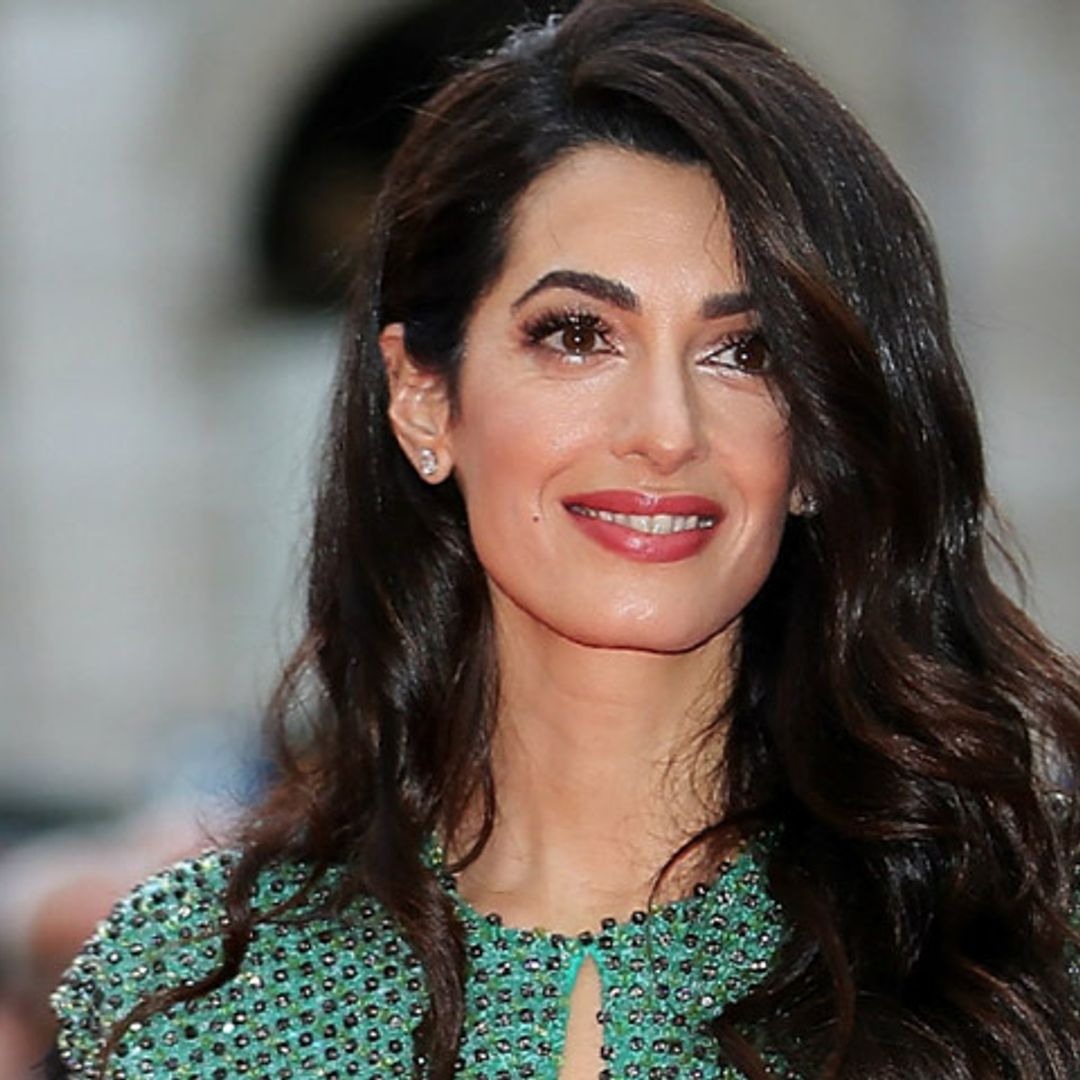 De cuando Amal Clooney dio con el conjunto perfecto que sustituye cualquier joya