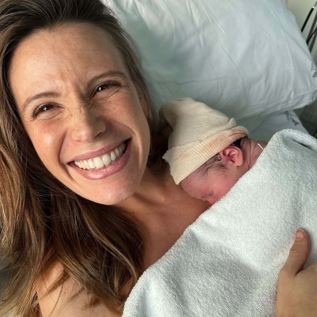 Victoria Arnáu, presentadora de Antena 3 Noticias, se estrena como madre y nos revela cómo están siendo sus primeros días con Olivia: "Una locura de emociones"