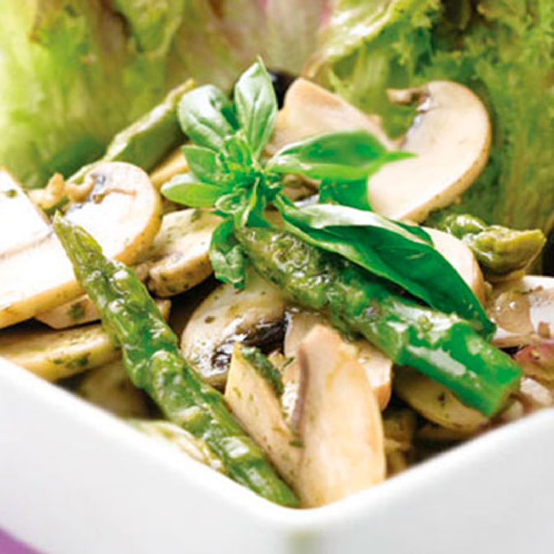 Ensalada de espárragos y champiñones con albahaca