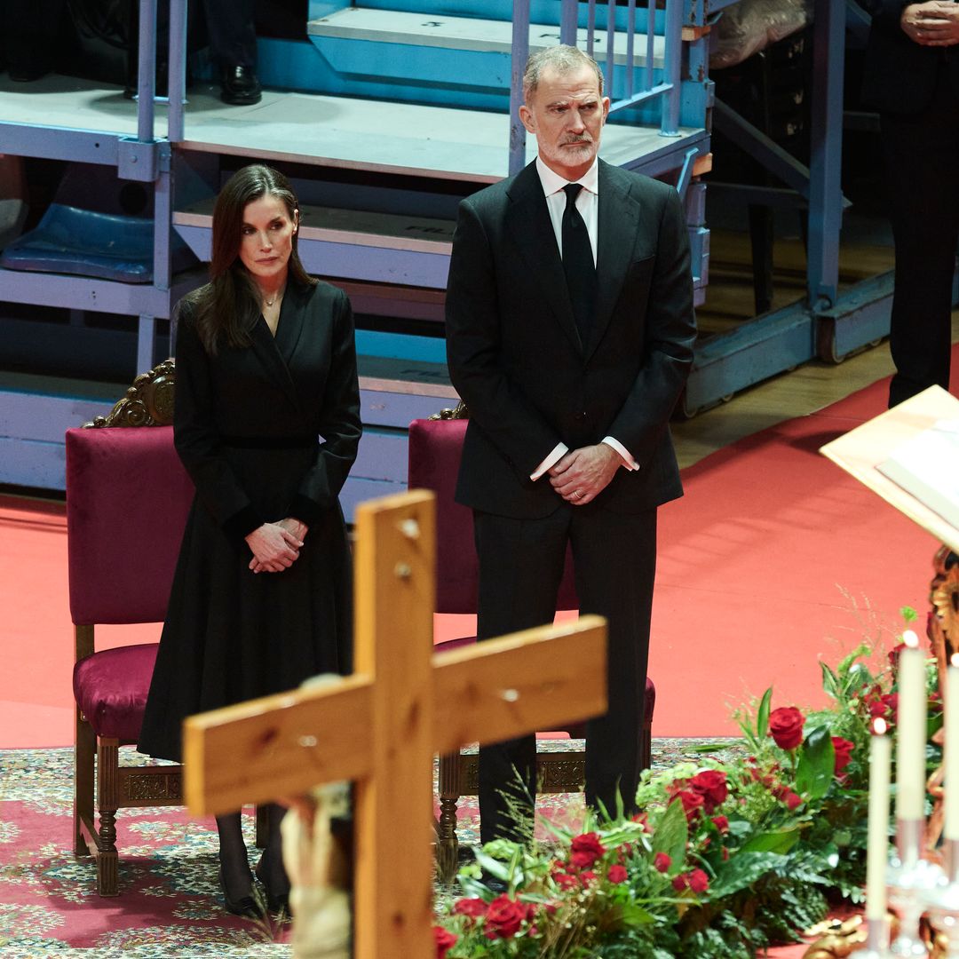 Los Reyes Felipe y Letizia arropan a las familias de las víctimas del accidente de tren de Adamuz en el funeral de Huelva