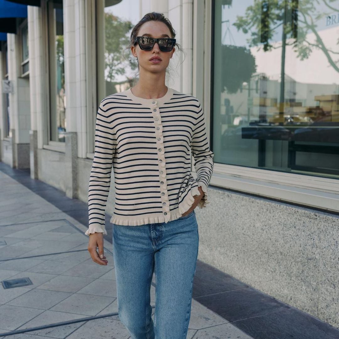 Chaqueta de punto con estampado de rayas y detalle de volantes, de Zara