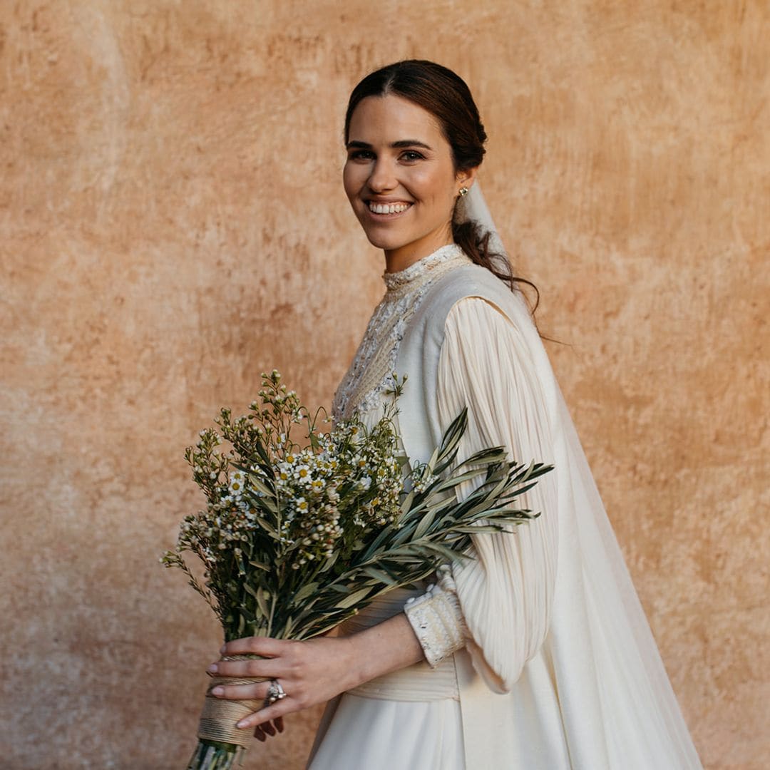 Estas novias con chaleco son la mejor inspiración para las que quieren un look desmontable