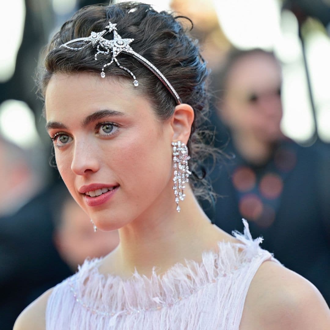 Sombreros, diademas y horquillas 'glitter': Margaret Qualley causa sensación con sus looks en Cannes