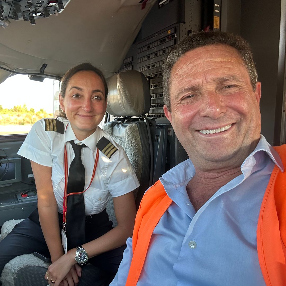 Lucía Pombo junto a su padre, Víctor Pombo, conocido como 'papín' en la cabina de un avión