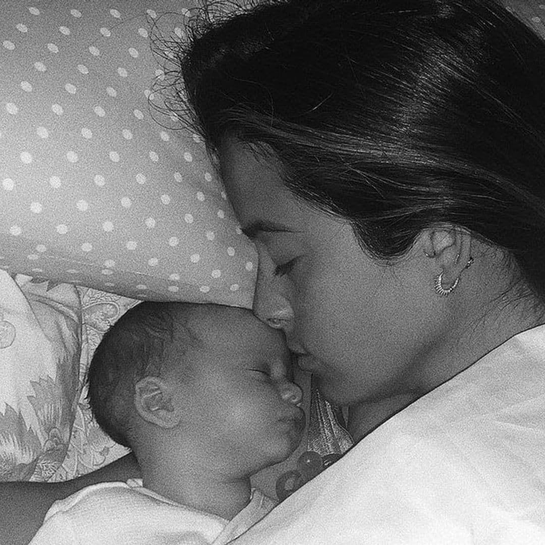 ¡Como un muñeco! María Fernández-Rubíes posa en una foto de lo más simpática con su bebé