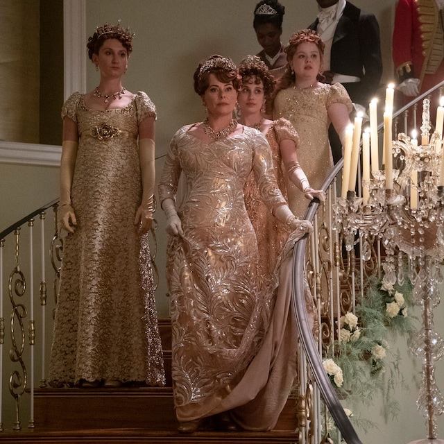 Bridgerton. (De izquierda a derecha) Bessie Carter como Prudence Featherington, Polly Walker como Lady Portia Featherington, Harriet Cains como Philipa Featherington, Nicola Coughlan como Penelope Featherington en el episodio 201 de Bridgerton. Cr. Liam Daniel/Netflix Â© 2022