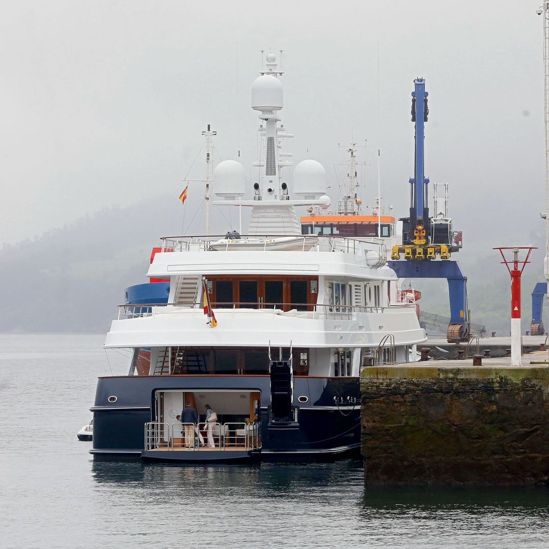 El "Valoria B" de la familia Ortega, atracado en el puerto de Mirasol, en la ría del Eo