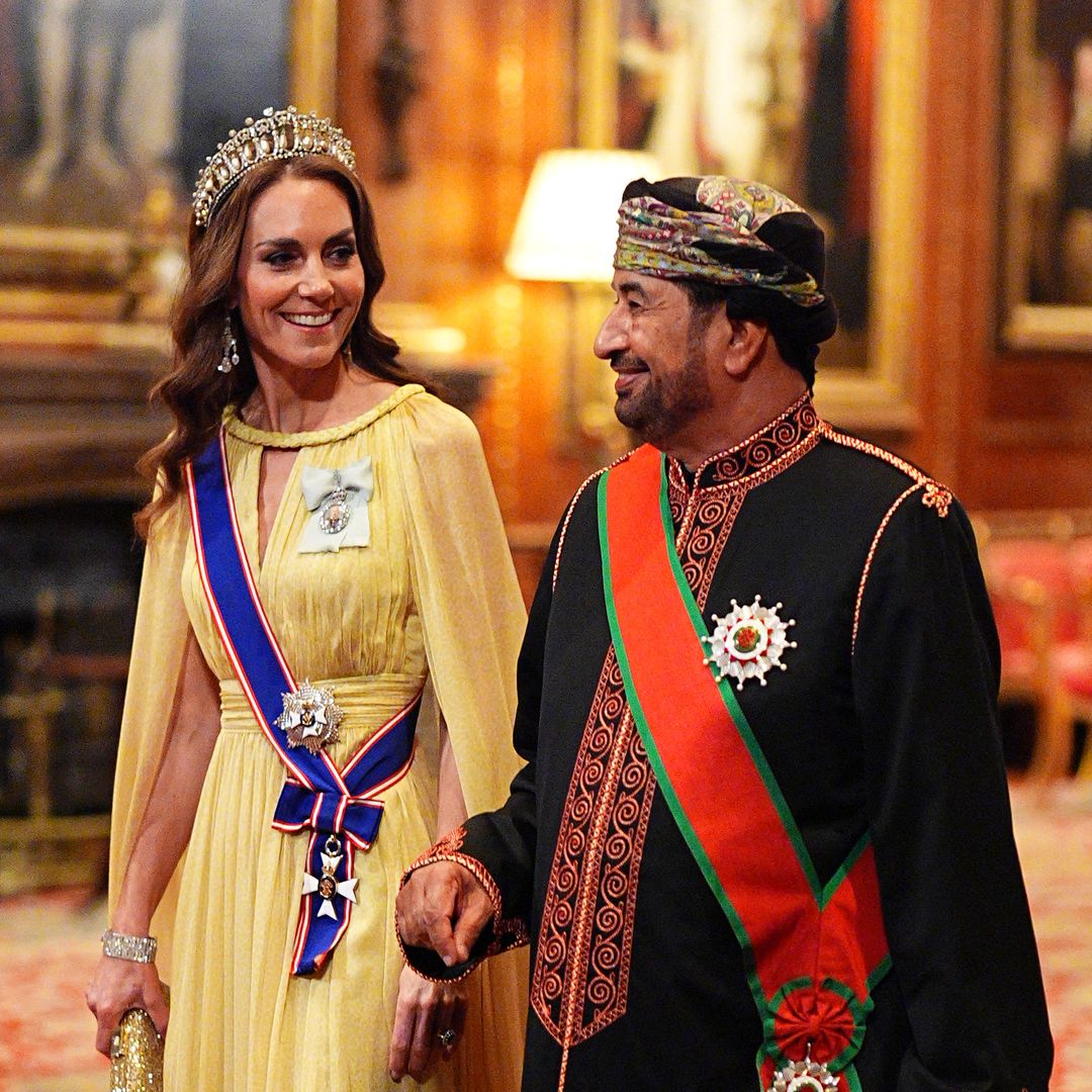 La gran noche de los Windsor junto al sultán de Omán: del menú 'typical british' al descuido de Kate Middleton con su vestido