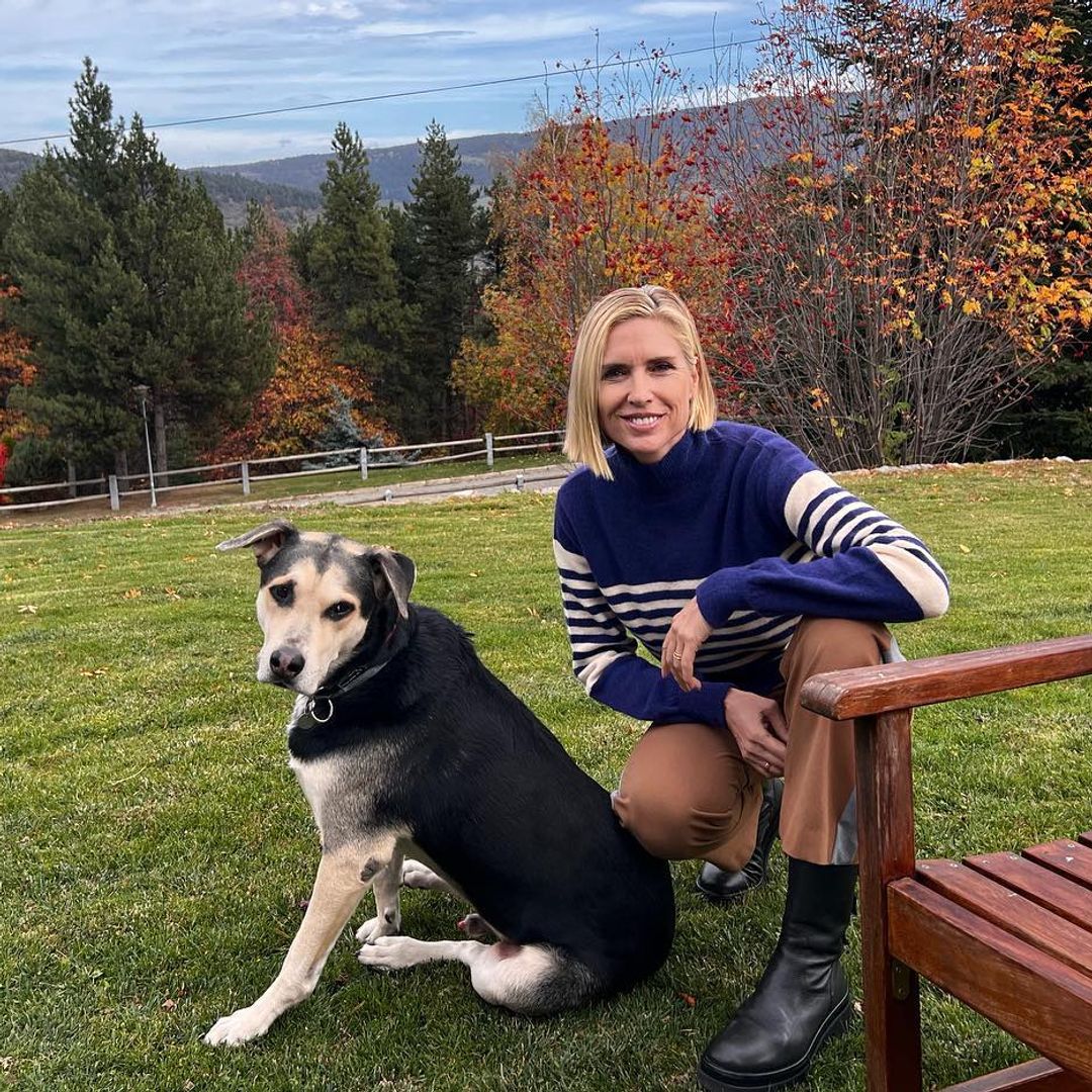 Judit Mascó en el campo con un perro al lado de un banco
