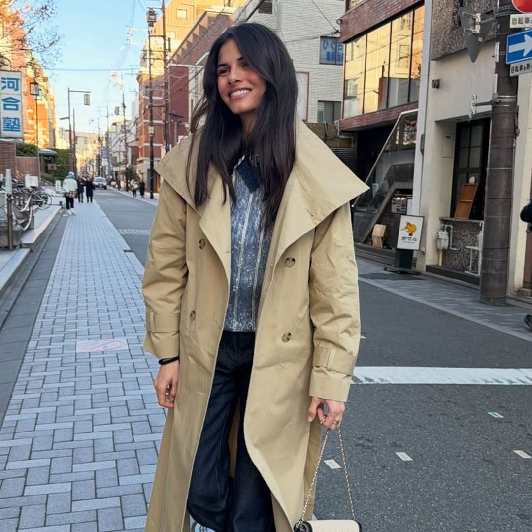La gabardina 'oversize' con la que hemos coincidido todas las editoras de moda esta semana es perfecta para un San Isidro lluvioso
