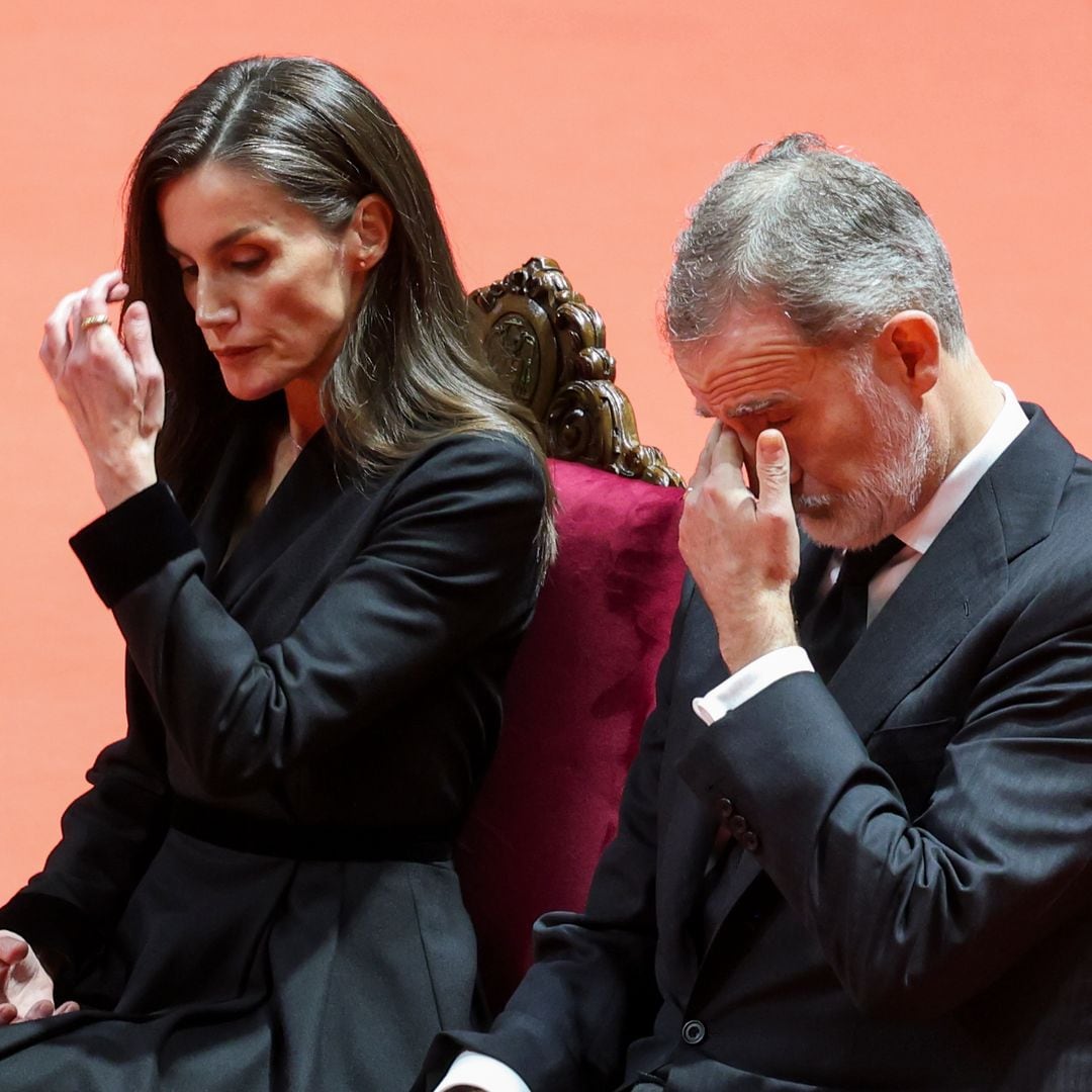 Los Reyes Felipe y Letizia arropan a las familias de las víctimas del accidente de tren de Adamuz en el funeral de Huelva