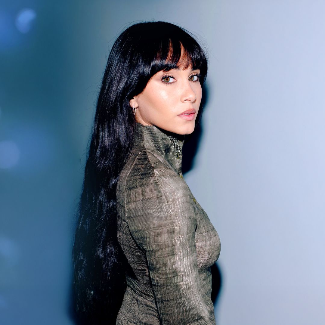Aitana y su truco para esconderse de los paparazzi en Milán como Diana de Gales: la historia de este bolso de 4.000 euros