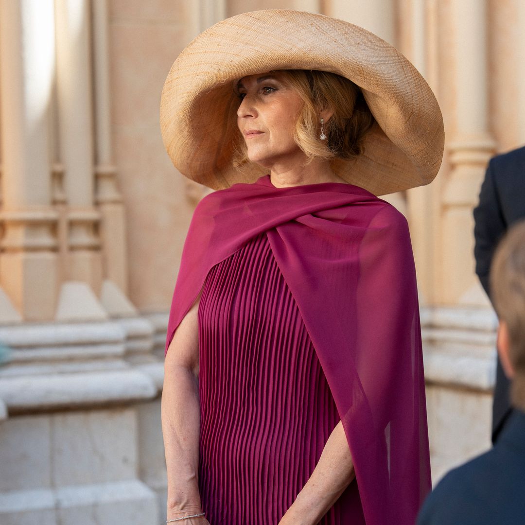 La madrina de esta boda en Málaga llevó una pamela de rafia XL y un vestido confeccionado por su sobrina e "inspirado en la época del charlestón"