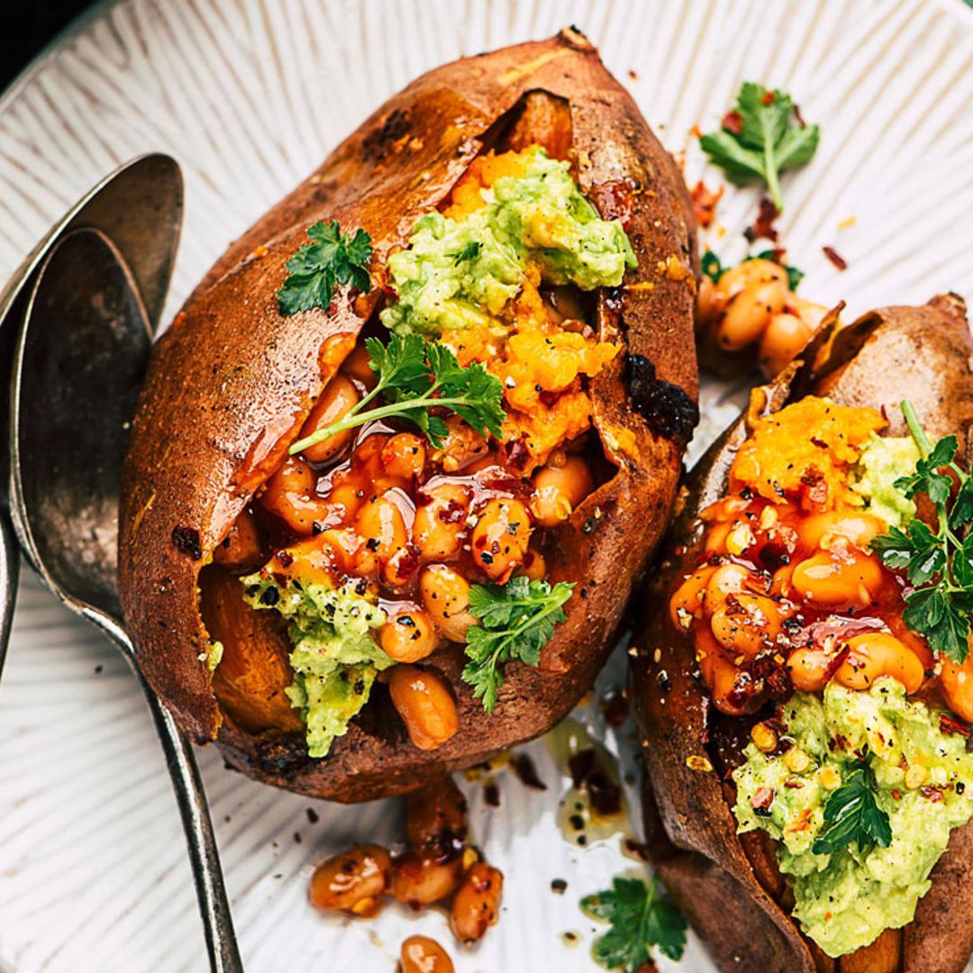 Boniatos rellenos de 'baked beans' con guacamole