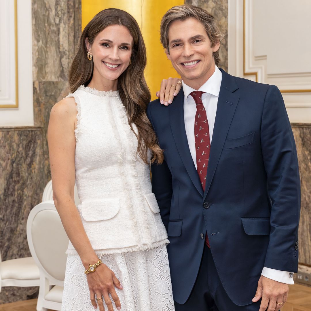 Carlos Baute y Astrid Klisans posan juntos durante la comunión de su hijo Markuss