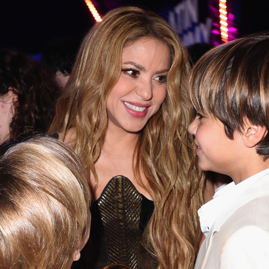 Shakira y sus hijos conmueven al público de los Latin GRAMMY al cantar ‘Acróstico’
