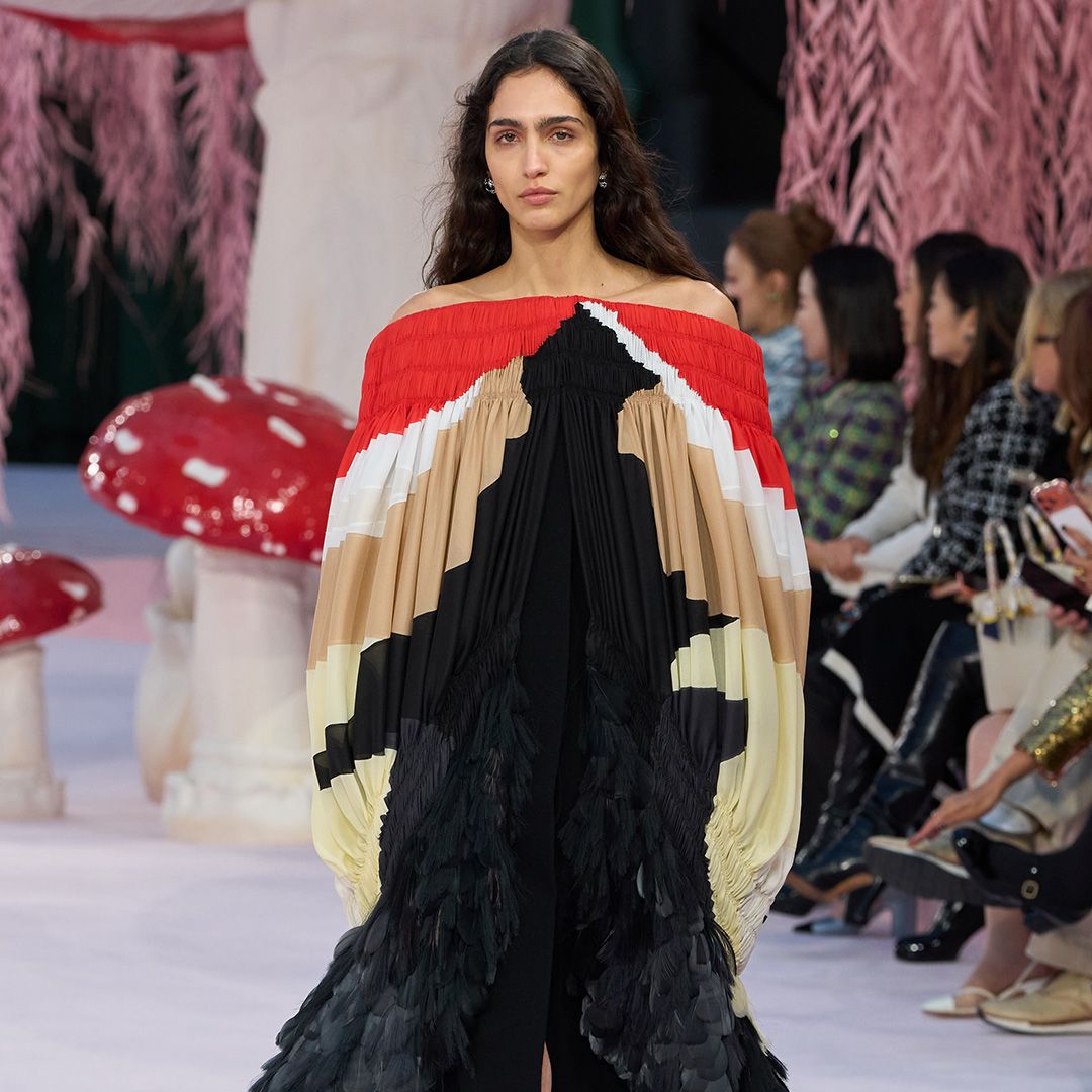 Matthieu Blazy apuesta por tejidos ultraligeros, plumas y trajes transparentes en un desfile que celebra la libertad del cuerpo