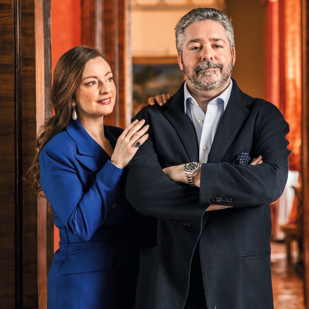 HOLA + El Gran Duque Jorge Románov de Rusia heredero de una dinastía de leyenda, nos recibe con su mujer, Victoria, y sus hijos, en su histórico “palazzo” del siglo XVI, en Roma