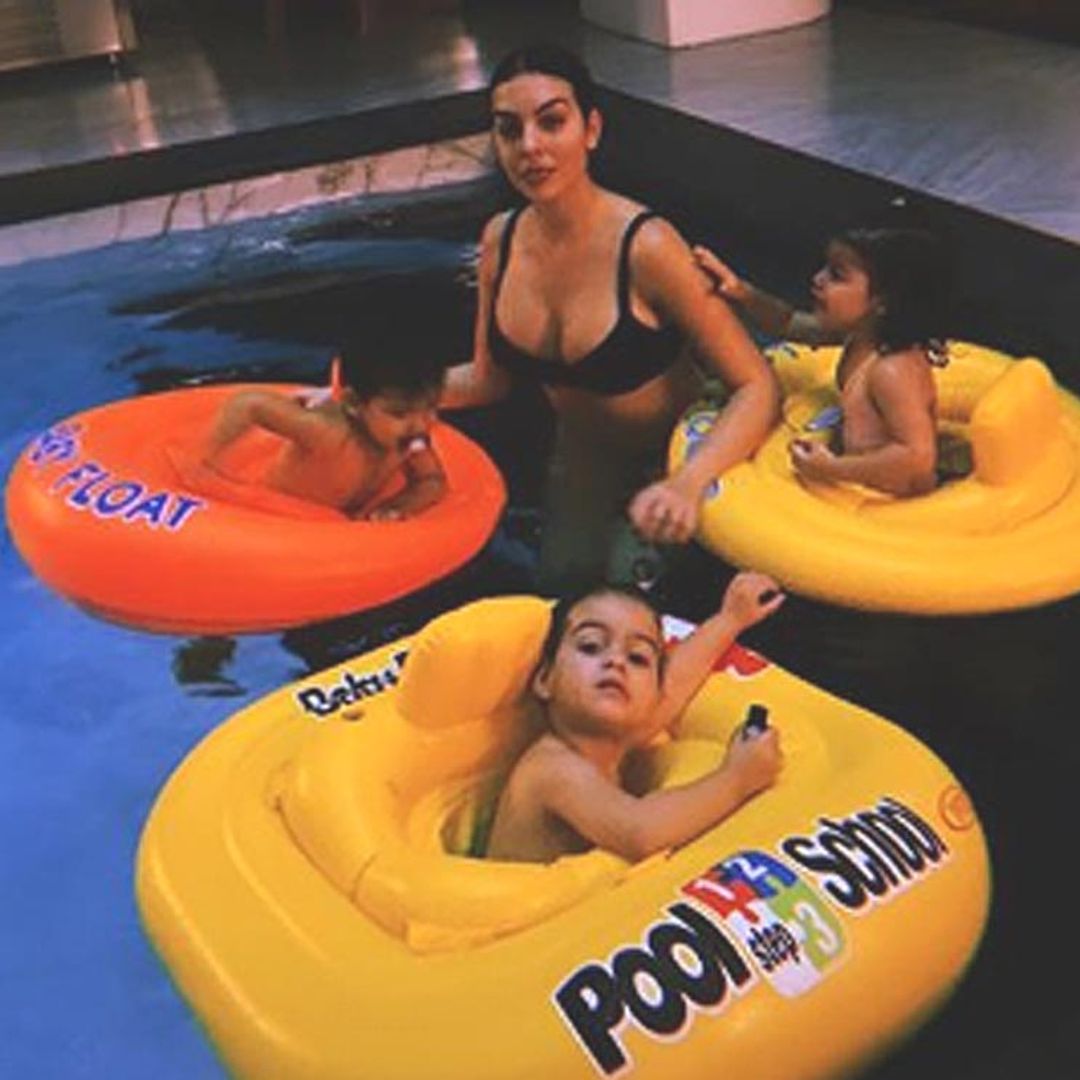 ¡Al agua, patos! Georgina Rodríguez, chapuzón entre flotadores con sus niños