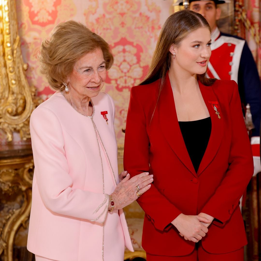 Felipe VI, con un nudo en la garganta, cierra el círculo: entrega a su madre, la reina Sofía, la distinción que ya dio a la princesa Leonor