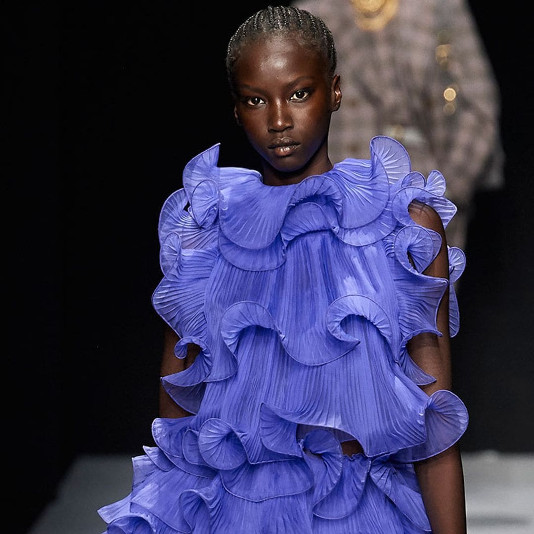 Oda al negro vs colores vibrantes: el juego de opuestos de Alberta Ferretti
