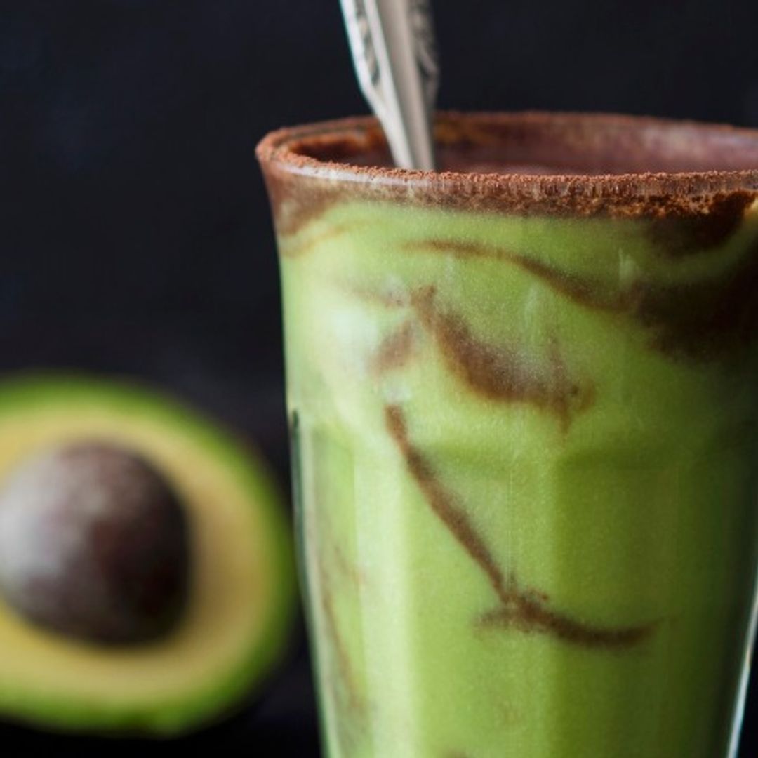 'Smoothie' de aguacate, manzana y cacao natural