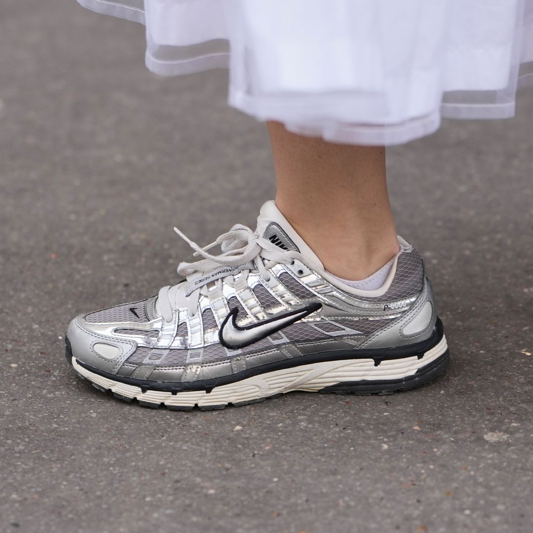 Las mujeres que más saben de moda están comprando estas zapatillas Nike megatendencia para la primavera 2026