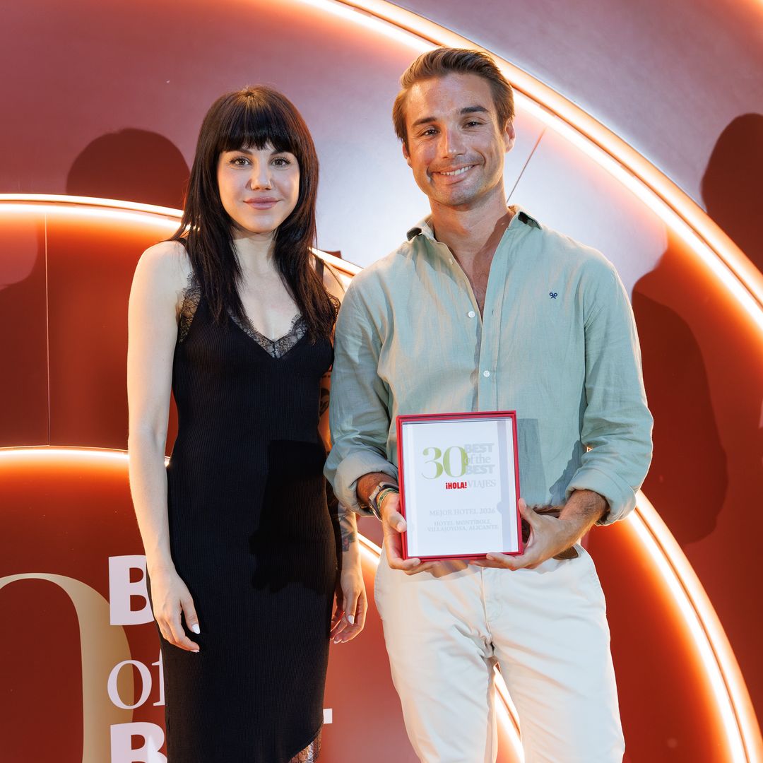 Angie Fernández entrega el premio a Alejandro Benito - Director publicidad y comunicación grupo Servigroup, de Hotel Montíboli, Villajoyosa, Alicante
