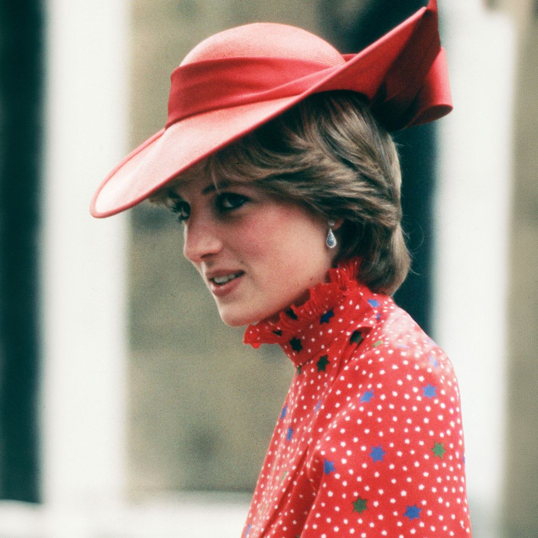 El último look de invitada que Lady Di llevó antes de convertirse en princesa: un diseño con estampado español que desafió la tradición