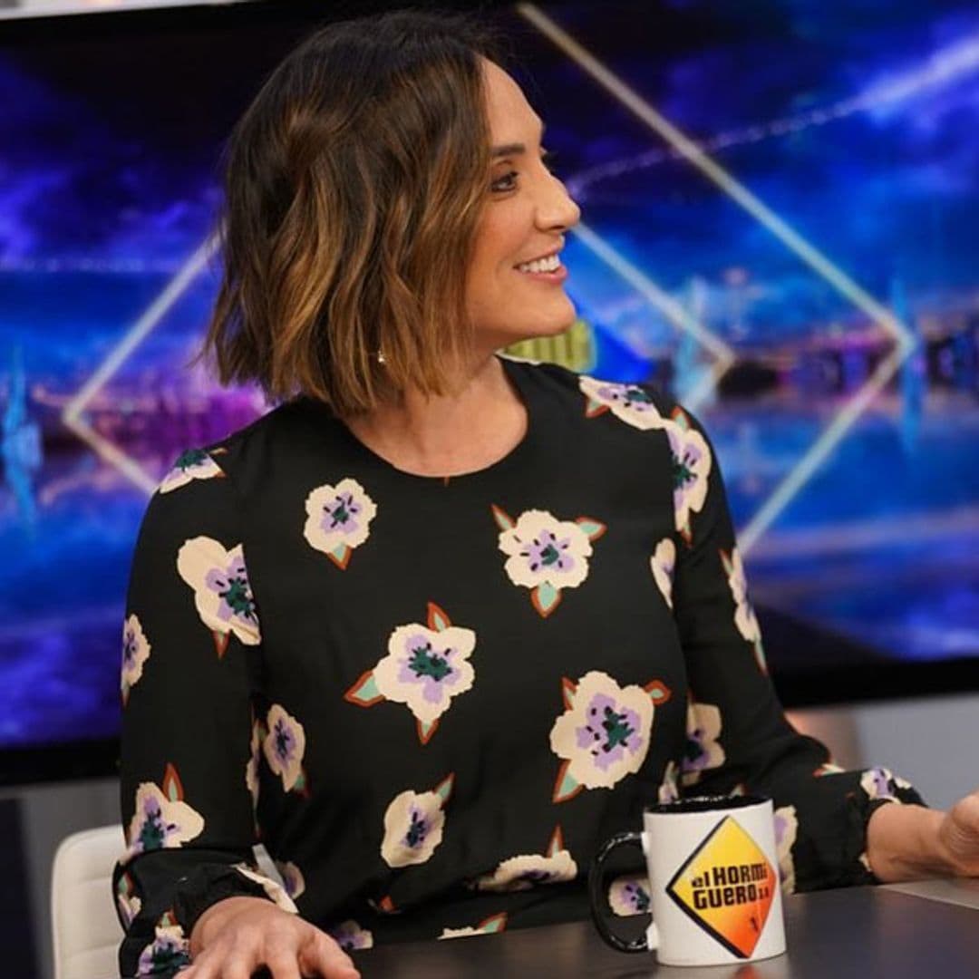 Espalda escotada y flores 'arty': el vestido que ha convencido a Tamara Falcó para dejar el pantalón