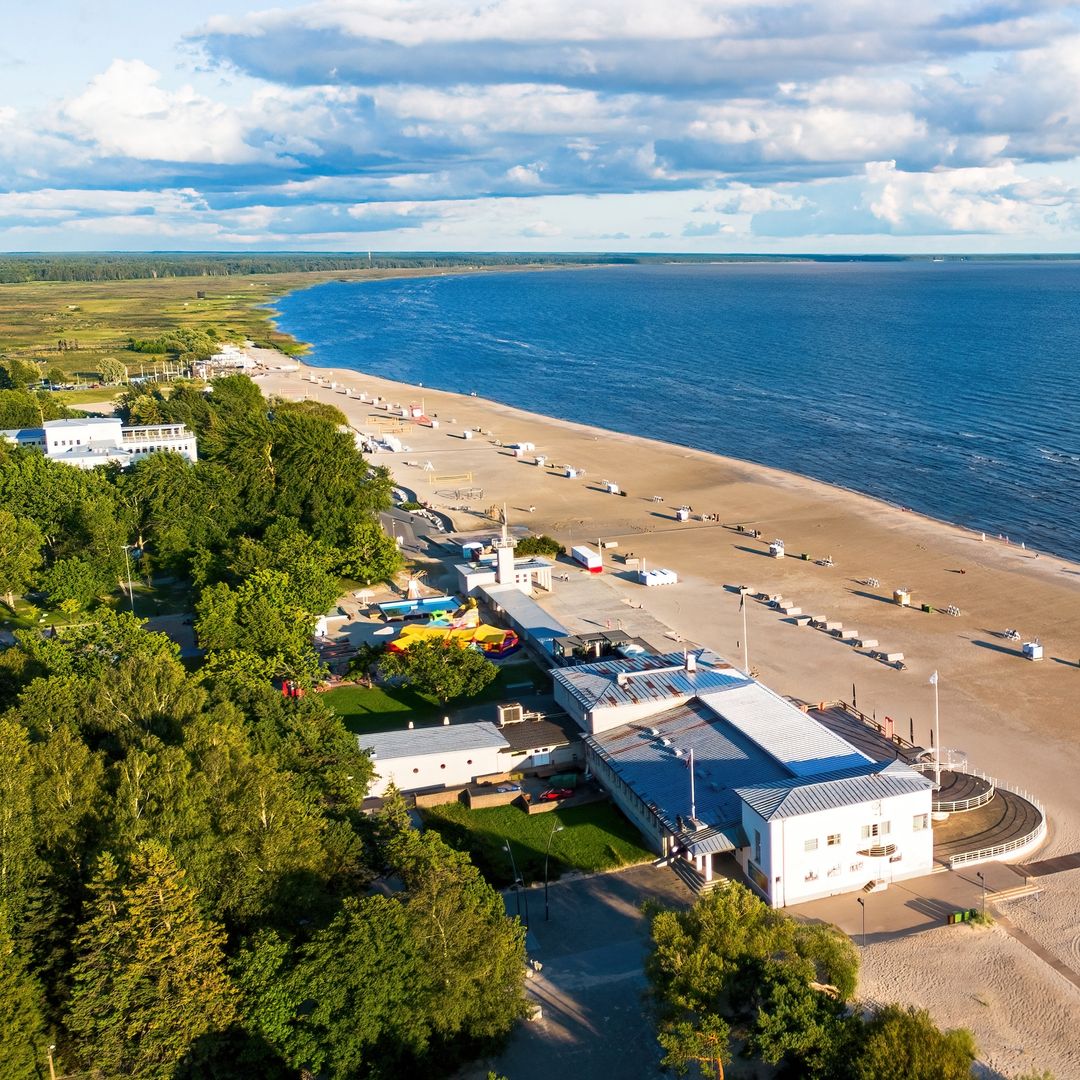 Vista aérea de la playa de Pärnu, una ciudad costera situada en la costa este de Estonia.
