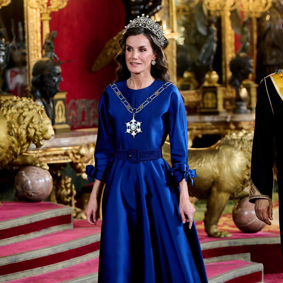 El ‘déjà vu’ de doña Letizia, que estrena pelo rizado, con su look de gala: un vestido azul español y la tiara rusa