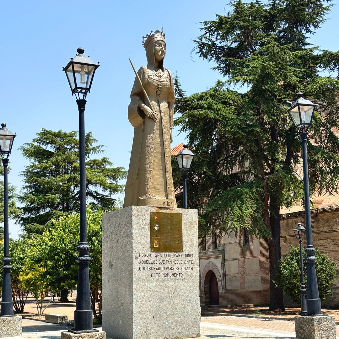Estatua de Isabel la Católica en el parque Tata Vasco, Madrigal de las Altas Torres, Avila