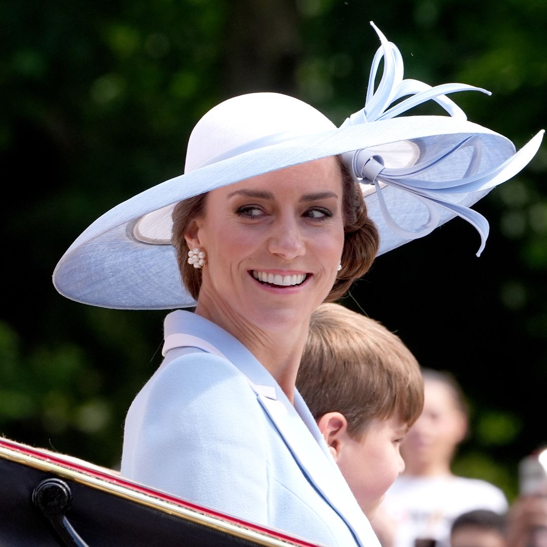 Kate Middleton deslumbra con un look azul pastel, tocado XL y un espectacular broche joya