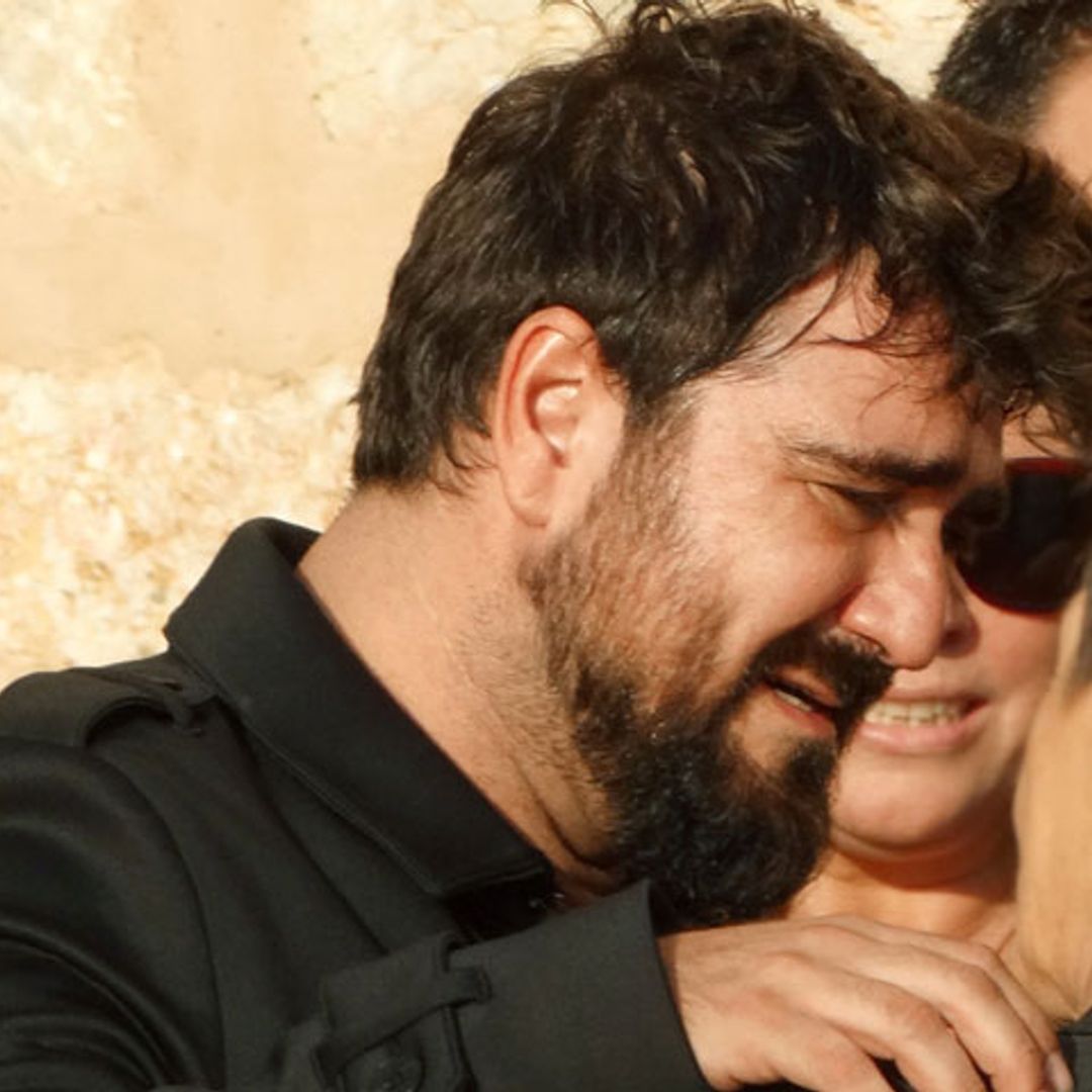 En vídeo: las lágrimas de Antonio Orozco en el funeral de la madre de su hijo