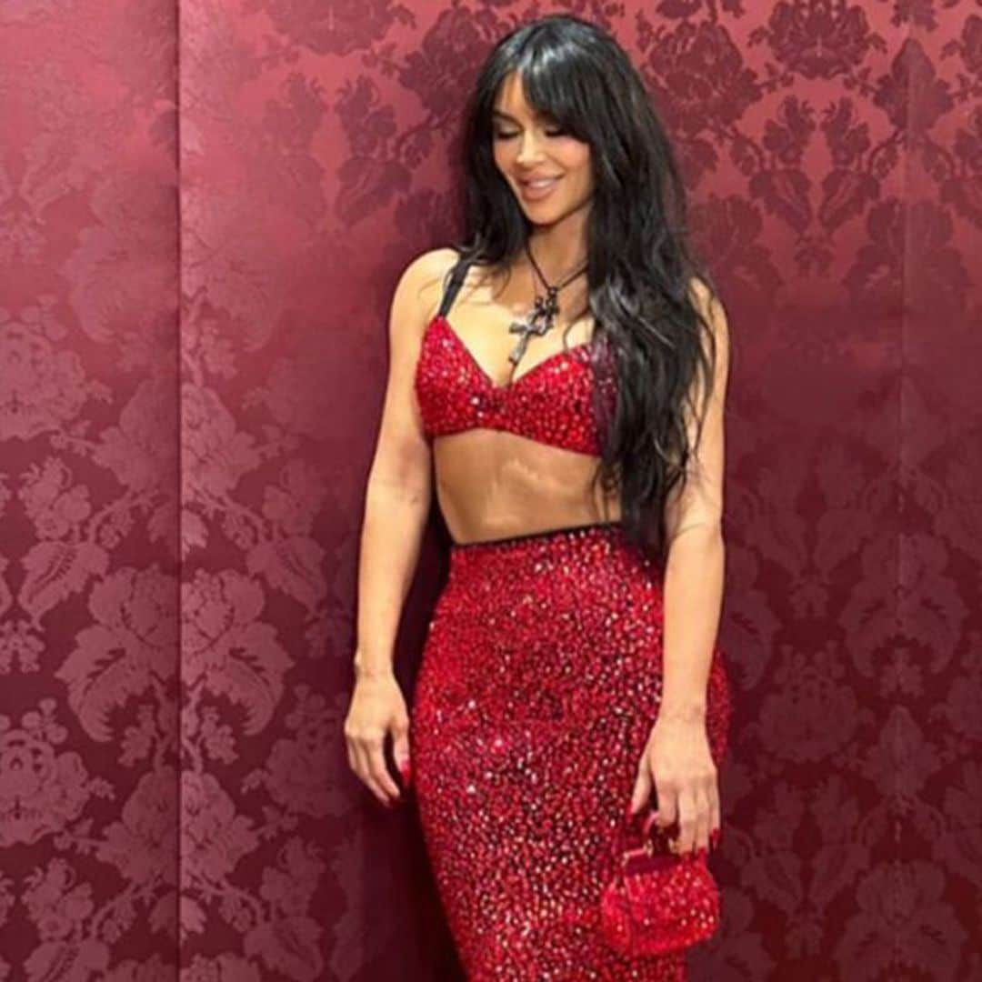 El sensual look de pedrería 'vintage' que Kim Kardashian transformó tres décadas después