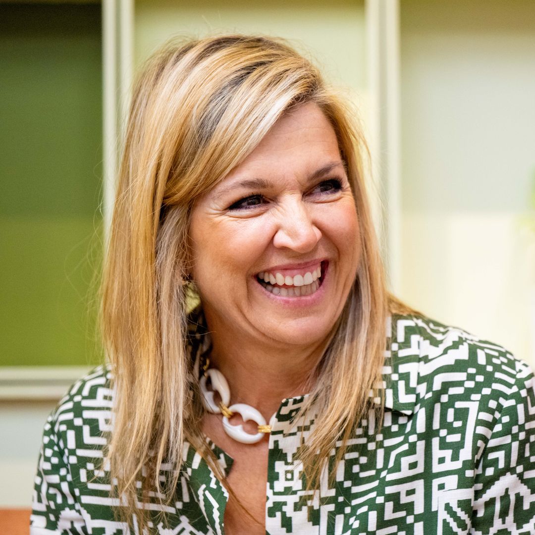 Máxima de Holanda, con altísimas cuñas, acierta en India con su conjunto estampado de lino que no veíamos desde 2021: "Es perfecto para verano"