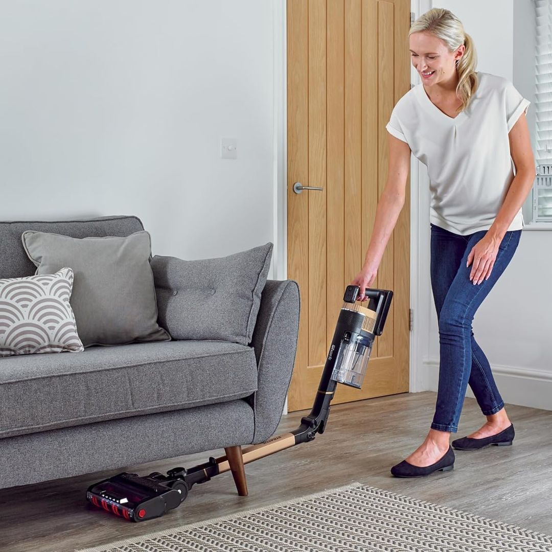 No es Dyson, pero esta aspiradora sin cables al 47% de descuento en Amazon es la mejor inversión que puedes hacer este mes