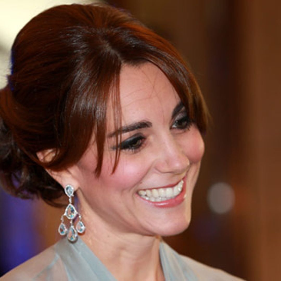La Duquesa de Cambridge toma prestados de Carole Middleton los pendientes que se estilan en Palacio