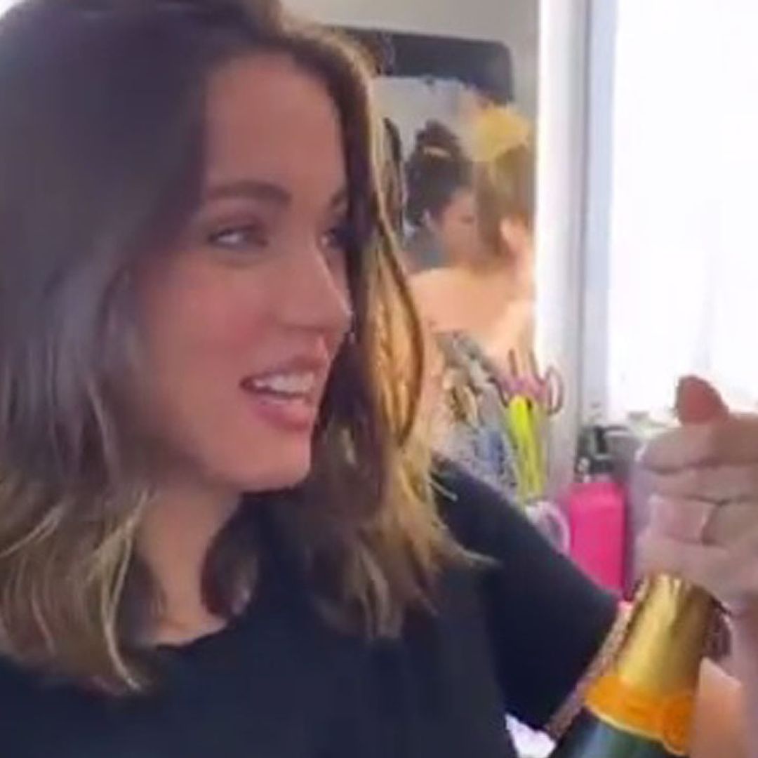 Champán y Cheetos, la celebración de Ana de Armas por su nominación a los Globos de Oro