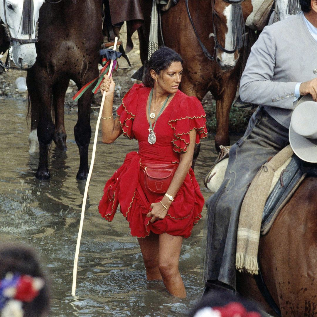 Carmen Ordóñez cruzando el río Quema en la romería de El Rocío en el año 1995