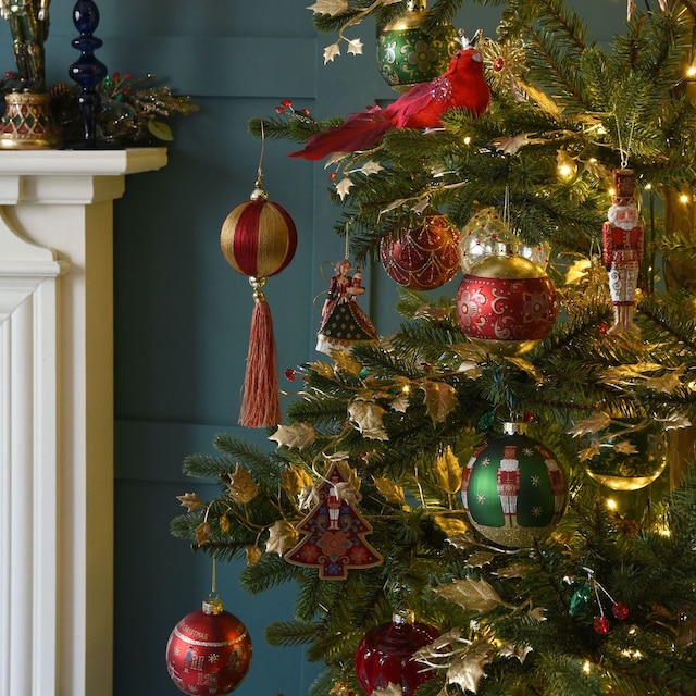 Árbol de Navidad con adornos dorados y rojos