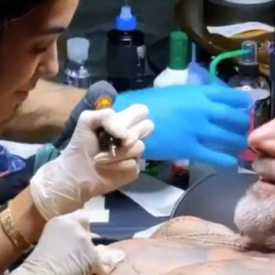 Sharon Fonseca tatúa el pecho de Gianluca Vacchi como prueba de su amor